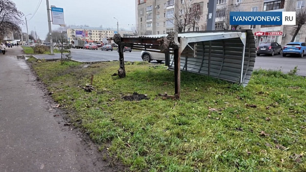 В Иванове на улице Хлебникова повалены остановочные павильоны